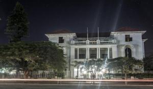 布拉瓦约Bulawayo Club的白色的建筑,在晚上有灯