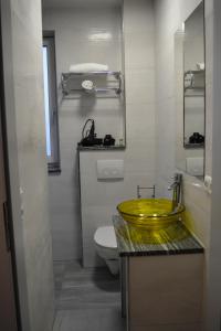 韦尔斯韦尔斯酒店的一间带黄色水槽和卫生间的浴室