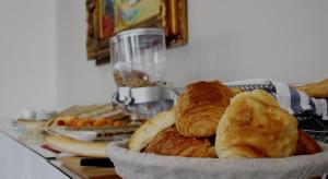 古桑维尔萨格兰姆酒店的桌上的一碗面包和糕点