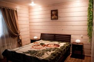 Arpolahti维克多利亚别墅酒店的卧室配有木墙内的一张床