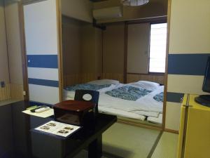 东京艾多亚酒店的一间带镜子的卧室和一张带床的书桌