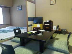 东京艾多亚酒店的酒店客房配有书桌和床。