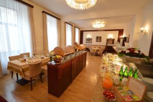 伊赫拉瓦加尼大酒店的客厅配有带食品和饮料的桌子