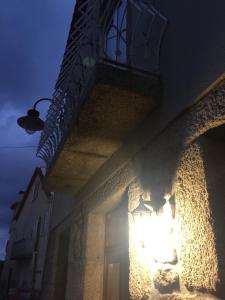 塞亚Casas do Terreiro的建筑的侧面有光