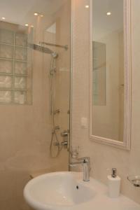 沙巴茨Apartment Venera A&M的浴室配有盥洗盆和带镜子的淋浴