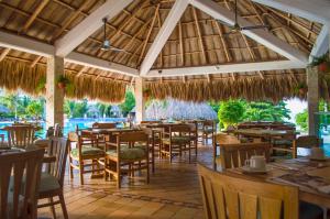 GHL Relax Hotel Costa Azul餐厅或其他用餐的地方