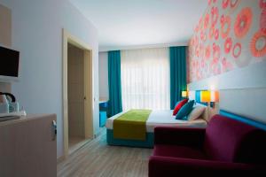 锡德Ramada Resort Side的酒店客房,配有床和沙发
