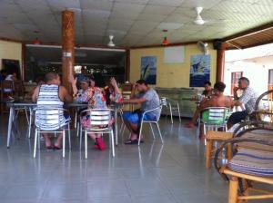 佩达西镇洛马旅馆的一群坐在餐厅桌子上的人