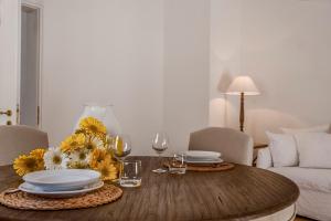 奥里亚Casa Vacanze Torre Palomba的餐桌上摆放着盘子和玻璃杯,鲜花