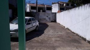 阿拉卡茹Hospedagem Vovó Gina的停在围栏旁的车道上的白色汽车
