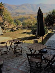 赫尔特De Aldaca Rural - Only Adults的庭院配有遮阳伞和桌椅。