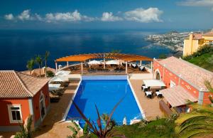 丰沙尔Designed Villa Palheiro Village by HR Madeira的海景度假屋 - 带游泳池