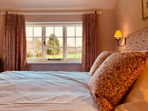 The Dorset Arms Cottage & Pub Rooms客房内的一张或多张床位