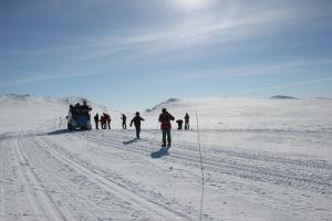 霍夫灵恩Høvringen Høgfjellshotell的一群人越过越野滑雪