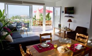 拉奥罗塔瓦Los Tropicales的客厅配有蓝色的沙发和桌子