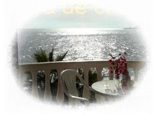 阿尔姆尼卡Castillo del Mar的俯瞰大海的阳台的桌椅