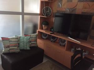 大雅台大雅台普莱姆天空公寓的客厅配有平面电视和沙发。