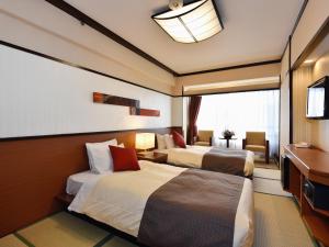 京都京都平安之森饭店的酒店客房设有两张床和电视。