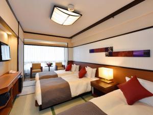 京都京都平安之森饭店的酒店客房设有两张床和电视。