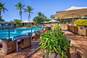 卡拉萨卡拉萨国际大酒店的一个带游泳池和桌椅的度假酒店