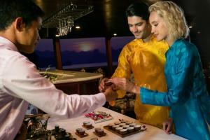 下龙湾Emperor Cruises Legacy Ha Long的把一块巧克力递给女人的男人