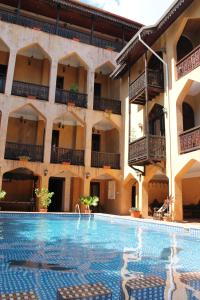 桑给巴尔米兹贾尼海滨酒店的大楼前设有游泳池的酒店