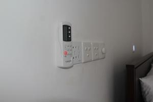 达瓦拉维蝴蝶家园酒店的挂在墙上的视频游戏控制器