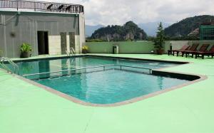 怡保丽晶塔公寓式酒店的一座大楼顶部的游泳池