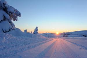 哈山哈弗耶尔皮勒斯托瓦酒店的日落时分沿着雪覆盖的道路行走的人
