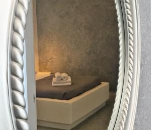 费拉斐利皮诺恩精品酒店的床上的镜子和2条毛巾