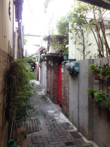 台南开山民宿 的楼边有盆栽的小巷