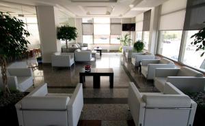 霍兹纳约阿德尔玛酒店的大楼内带白色沙发和桌子的大堂