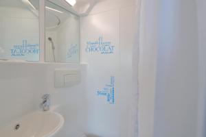 CIS巴黎莫里斯拉威尔酒店的一间浴室