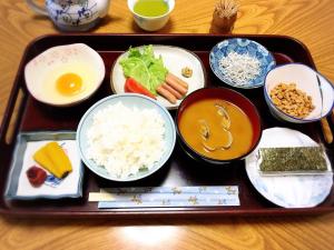 Maisaka高梁卡施布奈藤传统日式民宿的饭和其他食物的托盘