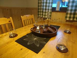GranbergetFjällsikten Apartment的一张带酒杯的木桌和碗