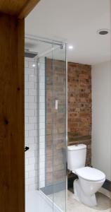 瓦伊河畔海伊Drovers Rest的一间带卫生间和玻璃淋浴间的浴室