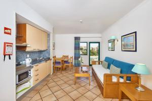 阿尔布费拉海神旅馆公寓的带沙发的客厅和厨房