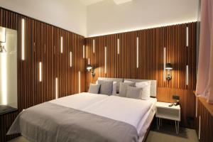 柏林H24柏林里斯特恩布尔格酒店的卧室配有白色的床和木墙