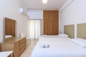 拉纳卡莱斯波米尔公寓的酒店客房,设有两张床和镜子