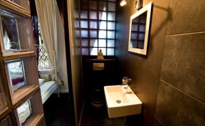 汉堡St. Pauli Lodge的一间带水槽和镜子的小浴室