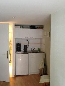 南特Agora Mijo Chambre d'Hôtes的厨房配有白色橱柜和水槽