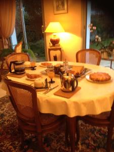 南特Agora Mijo Chambre d'Hôtes的桌子上面有食物和饮料