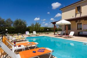 珊瑚湾帕纳乐丽珊瑚湾度假酒店的房屋旁的带桌椅的游泳池
