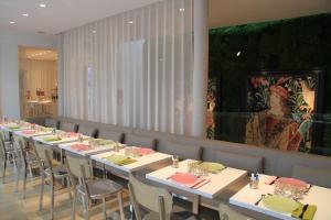 普罗万凯撒大酒店的用餐室配有长桌子和椅子