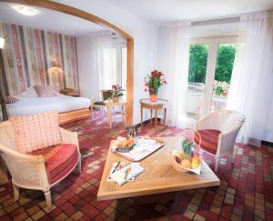 圣塞雷Les Trois Soleils的客厅配有桌椅和1张床