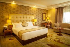 亚的斯亚贝巴博乐朱庇特国际酒店的酒店客房,配有床和沙发