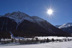 MadulainResidence Miragolf的雪覆盖的山上闪烁的阳光