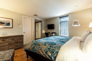 蒙特利尔奥博格拉福酒店的一间卧室配有一张带梳妆台和书桌的床。