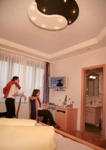 ZellerndorfRetzerlandhof Familie Graf的两名女性入住带床的酒店客房