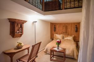 非斯达累索瓦伍德 - 菲斯内亚林摩洛哥传统庭院住宅的一间卧室配有一张床和一张鲜花桌子